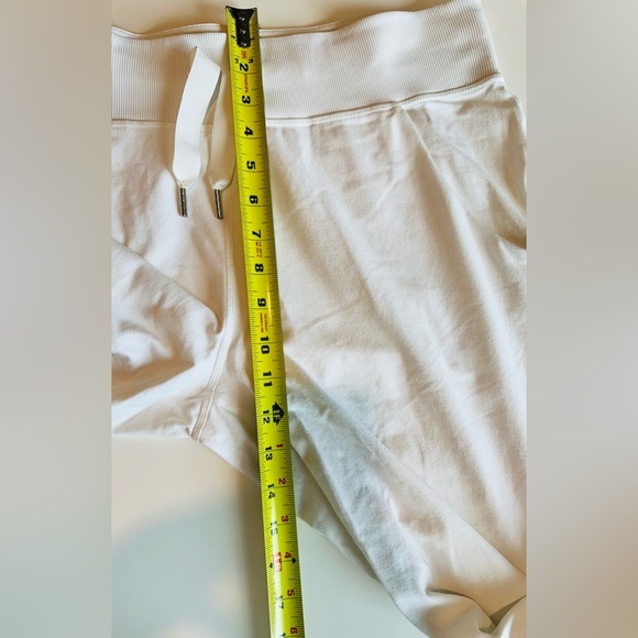 Lululemon Athletica White Jogger Crop Size 8 for Effortless Comfort - Picture 6 of 9